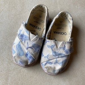 Toddler 5 Toms Oceana Whale Print Slip On Shoes Blue and White Unisex